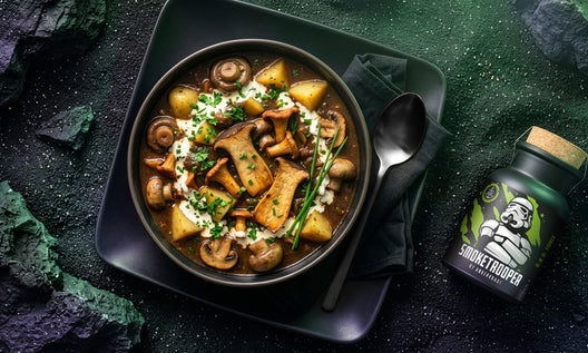 Pilzgulasch mit Kartoffeln und Kräutern in Schale, daneben Smoketrooper-Gewürz, inszeniert in dunkler, futuristischer Umgebung.