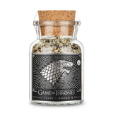 Ein Korkenglas mit der Aufschrift „Wolves Feast“ aus der Game-of-Thrones-Reihe von Ankerkraut, gefüllt mit 125 g Gewürzmischung.