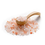 Bergsalz von Ankerkraut als Häufchen auf einem Gewürzlöffel.