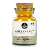 BIO Kurkuma Pulver von Ankerkraut im Korkenglas auf weißem Hintergrund.