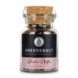 Bunter Pfeffer von Ankerkraut im Korkenglas auf weißem Hintergrund.