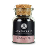 Tellicherry Pfeffer von Ankerkraut im Korkenglas auf weißem Hintergrund.